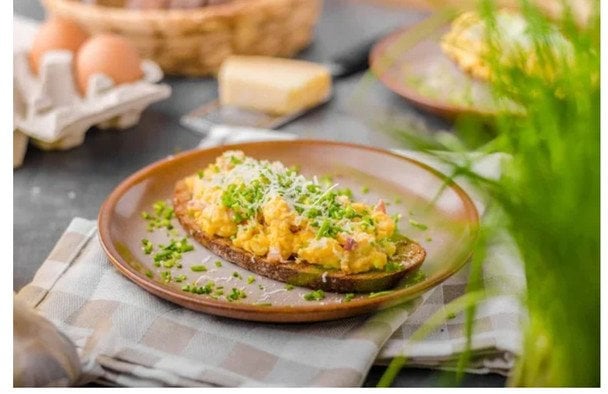 Tostadas crujientes con huevos y parmesano